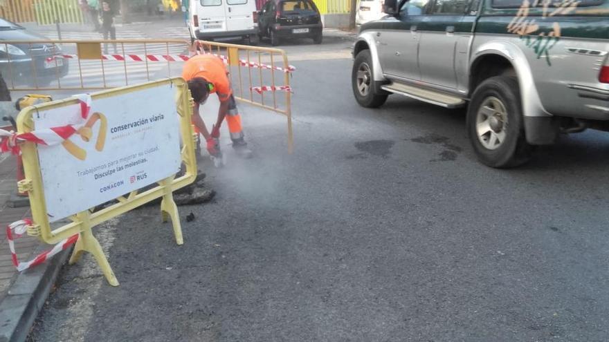 Un operario arregla el bordillo en una calle de Marbella