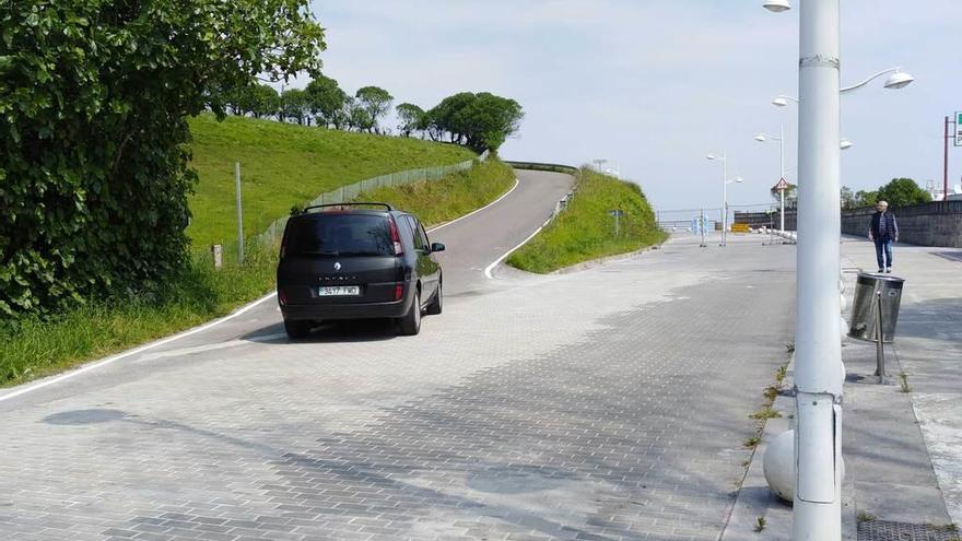 Un coche, subiendo ayer hacia La Formiga, con el paseo, al fondo, cerrado.