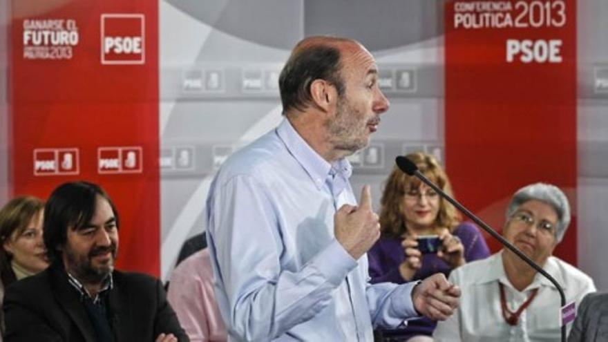 Rubalcaba acusa &quot;a la derecha&quot; de &quot;cambiar derechos por dinero&quot;