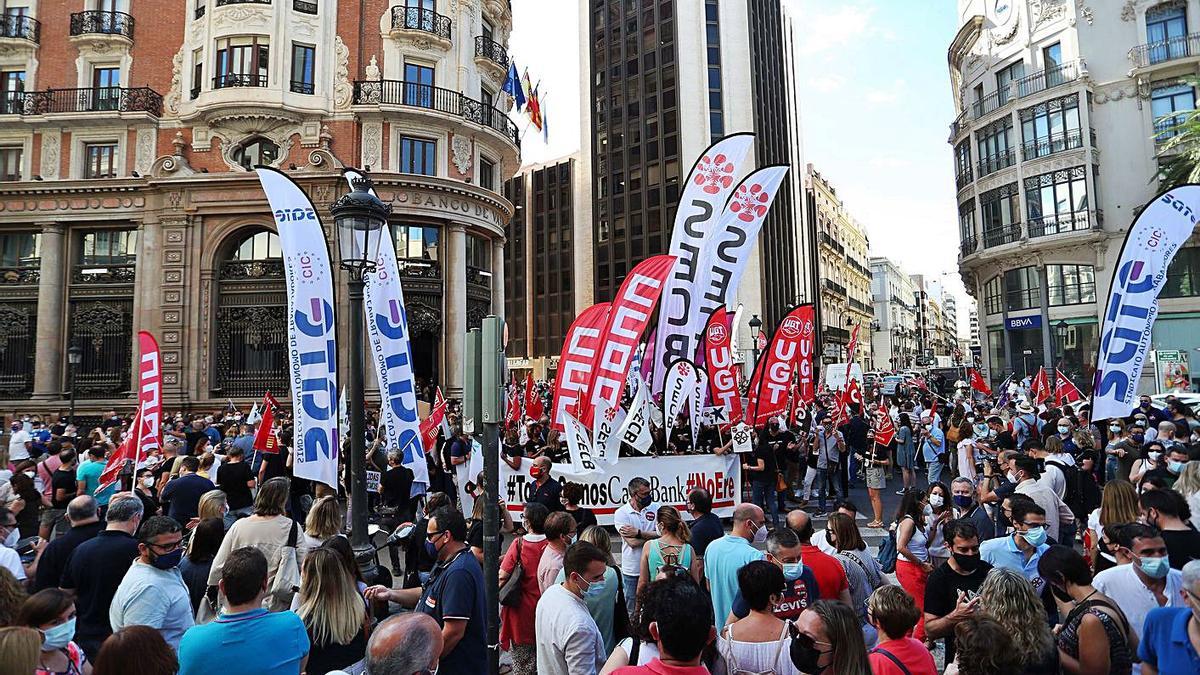 Un momento de la concentración de trabajadores de CaixaBank, ayer, en Pintor Sorolla. | F. CALABUIG