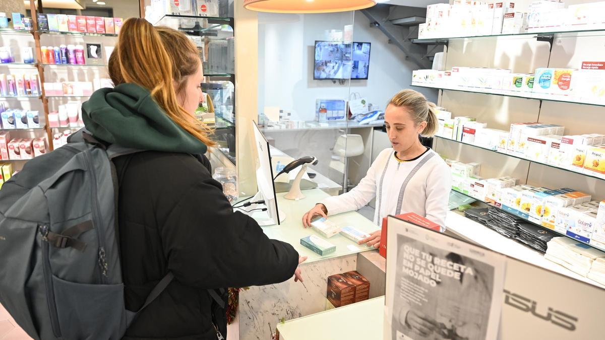 La venta de test de gripe y covid ha aumentado respecto a hace 3 semanas. En la foto, una farmacia de Castelló.