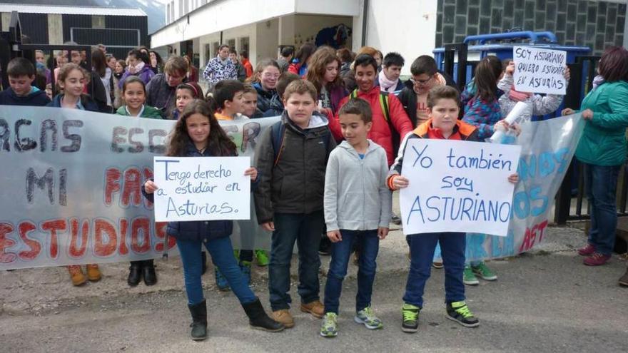 Un grupo de alumnos, manifestándose para reclamar el Bachillerato en Cerredo.