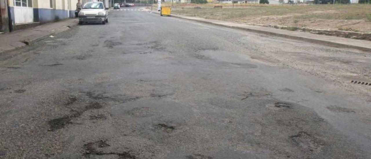 Un tramo de la Avenida da Torre, lleno de baches, en su entrada a Guimarei. // Bernabé / Noelia Porta