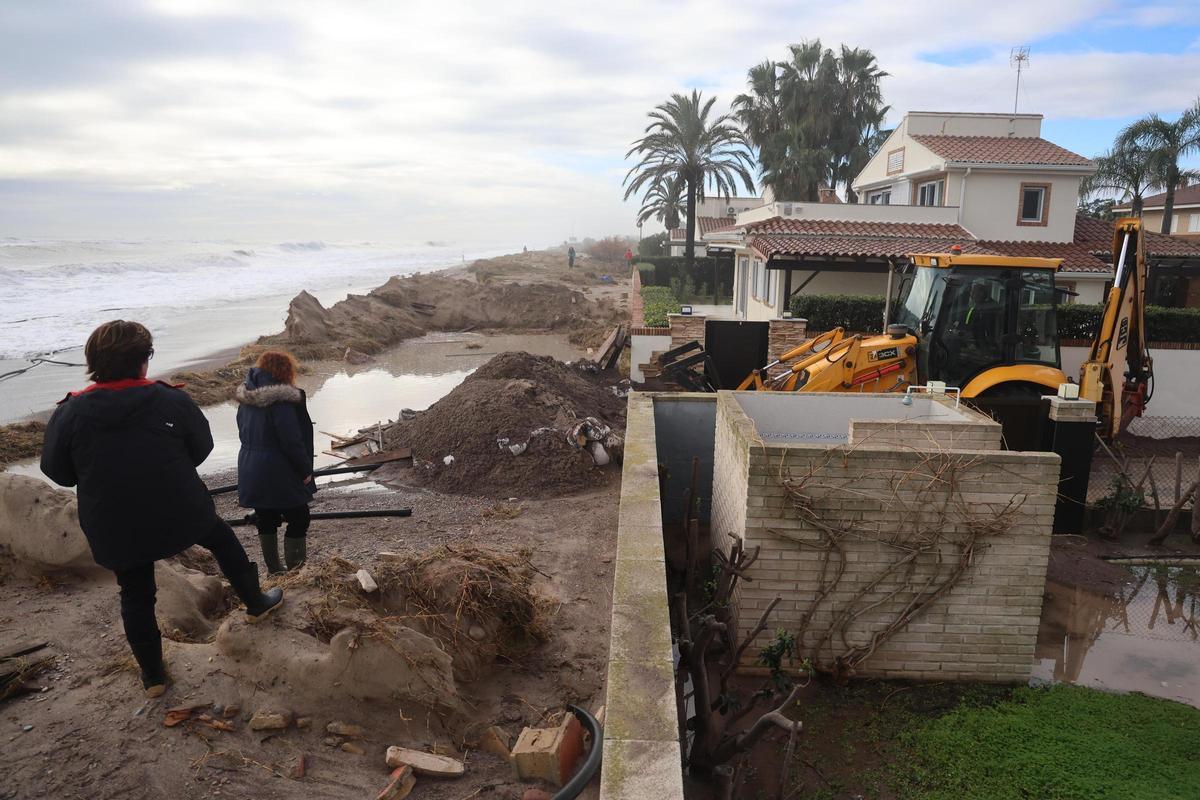 Unos vecinos contemplan los daños en la Malvarrosa de Corinto.