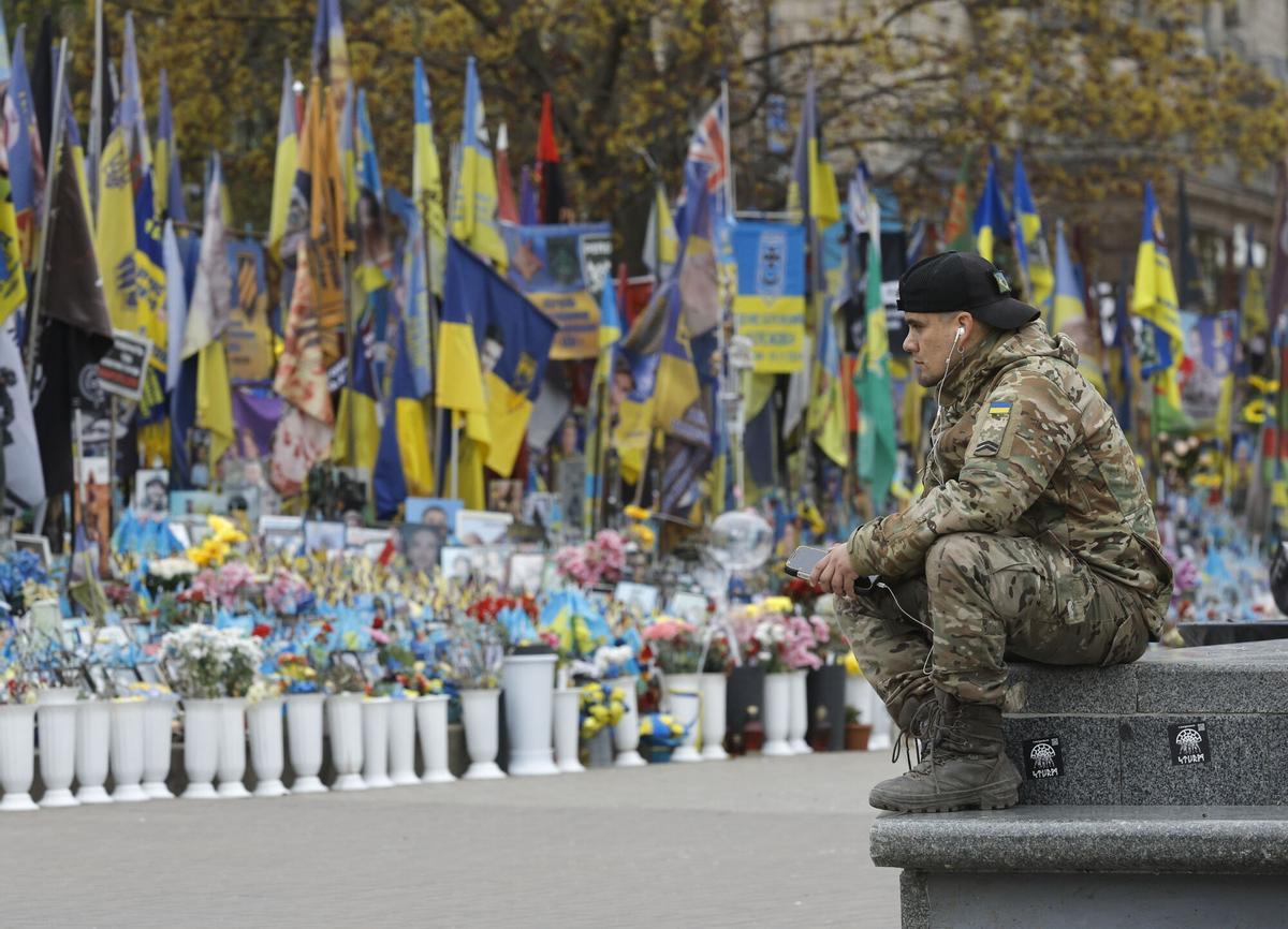 Un militar ucraniano, este lunes en Kiev, en un memorial a los muertos en la guerra.