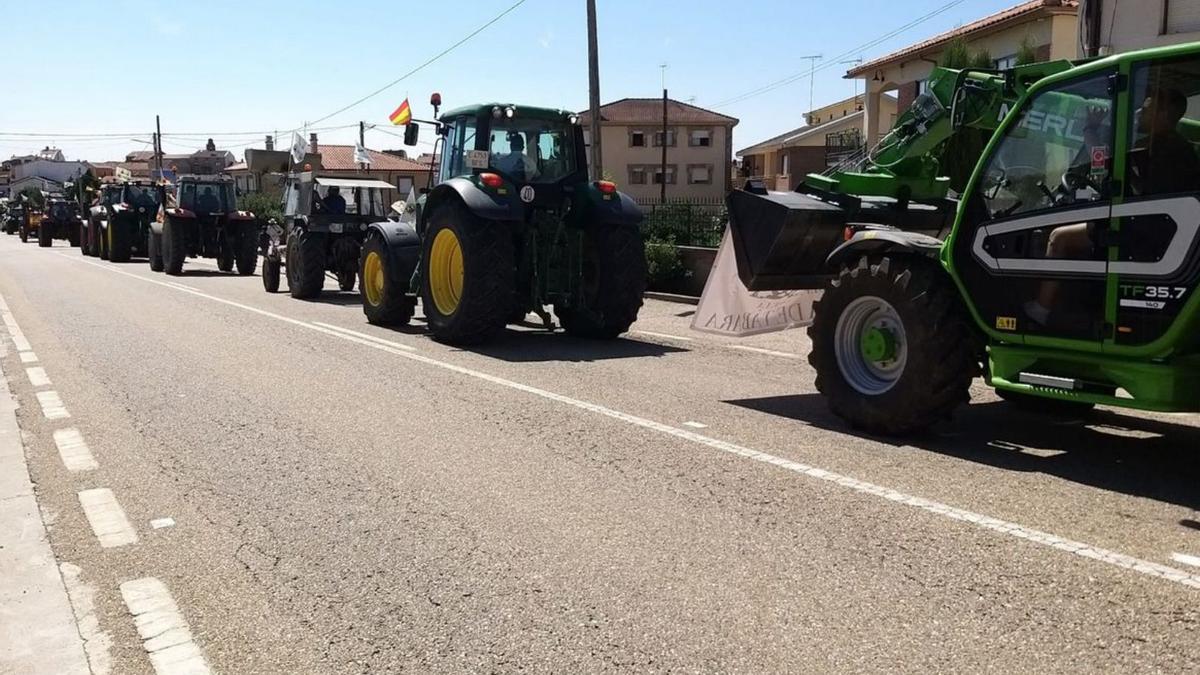 Los tractores cortan la carretera al inicio de la manifestación. | A. B.