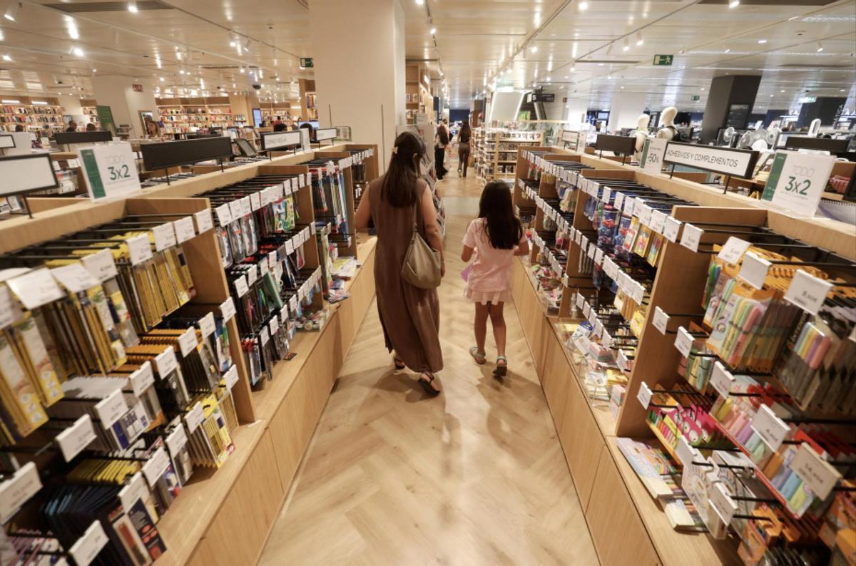 Una madre y su hija compran material escolar.
