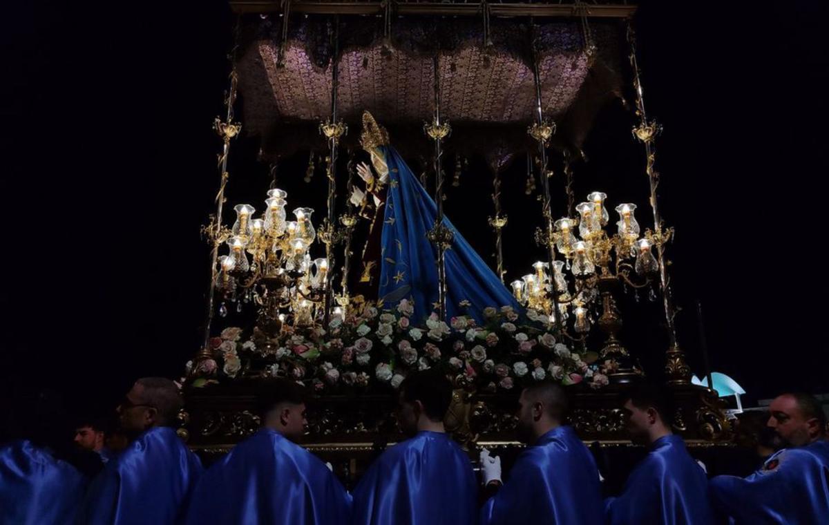 La imagen de los Dolores, bajo palio, en la procesión.   | // S.ÁLVAREZ