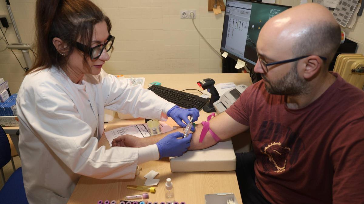 Ana Abal realiza una extracción de sangre a un paciente, ayer en su consulta de San Roque.