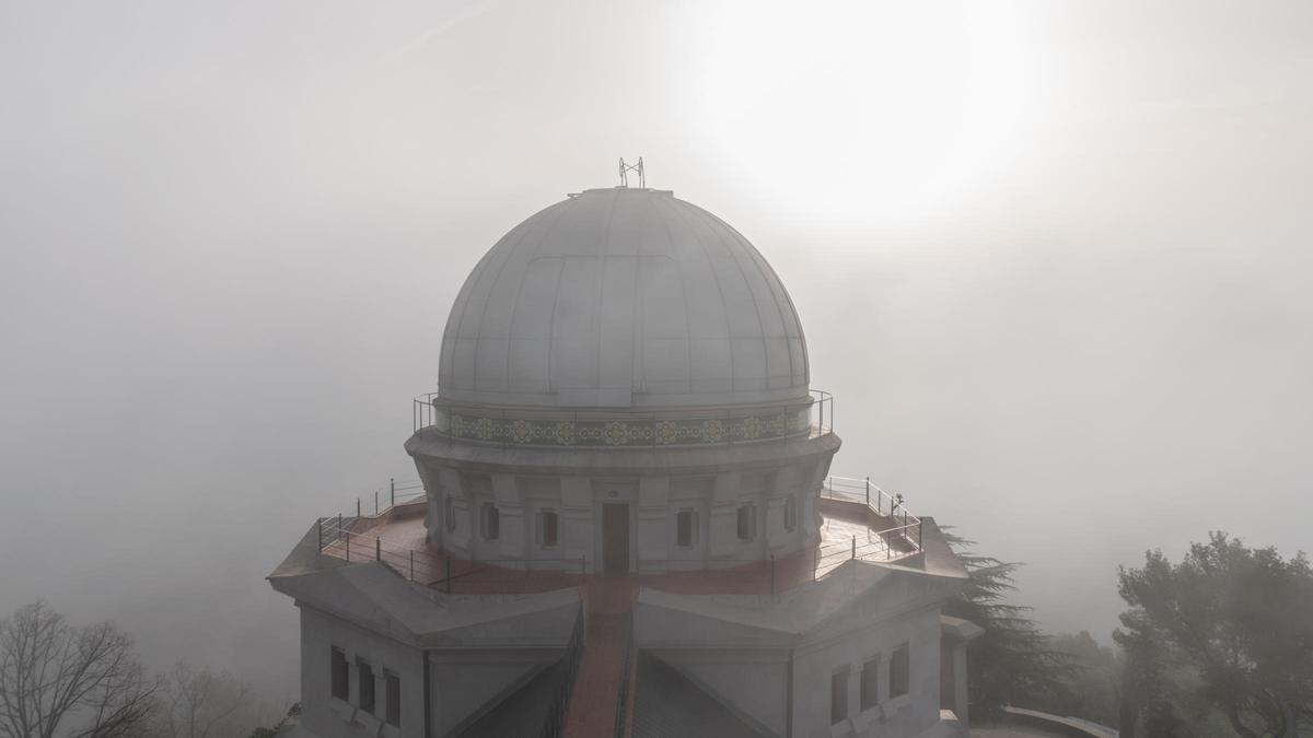 La niebla rodea el Observatori Fabra, el 21 de marzo del 2024