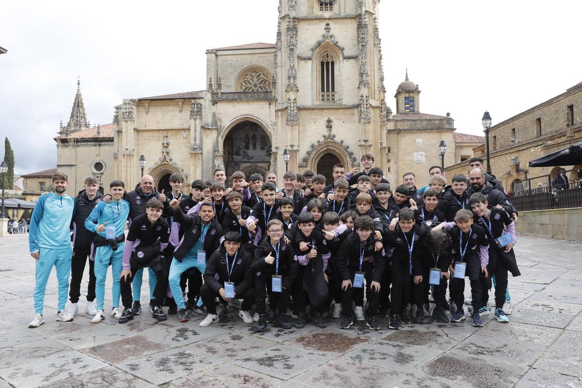 Jugadores del Real Valladolid en la plaza de la Catedral.