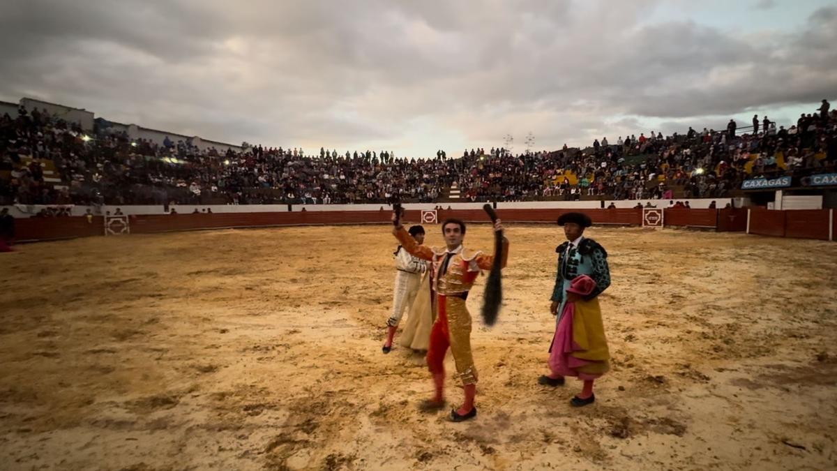 Javier Moreno 'Lagartijo' logró tres orejas y un rabo en los festejos de Cajamarca.