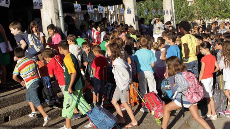 Un grupo de escolares se prepara para entrar a clase.