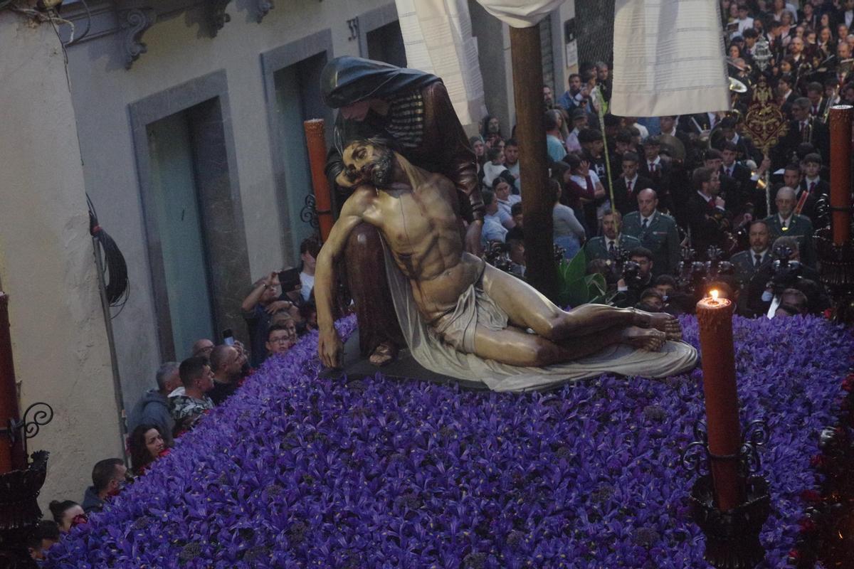 Otra vista del grupo escultórico de la Piedad.