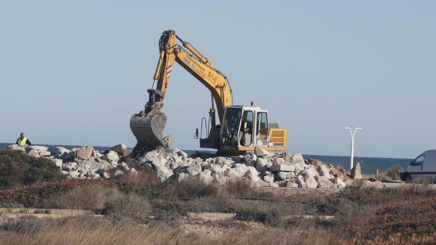 Costas concluye los aportes de arena de la Gola del Pujol a la playa de la Garrofera