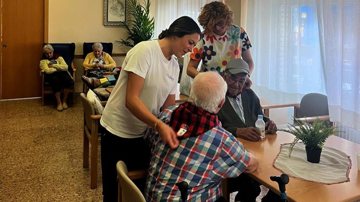 Gerocultoras pasando el rato con varios residentes de la residencia San Sebastián
