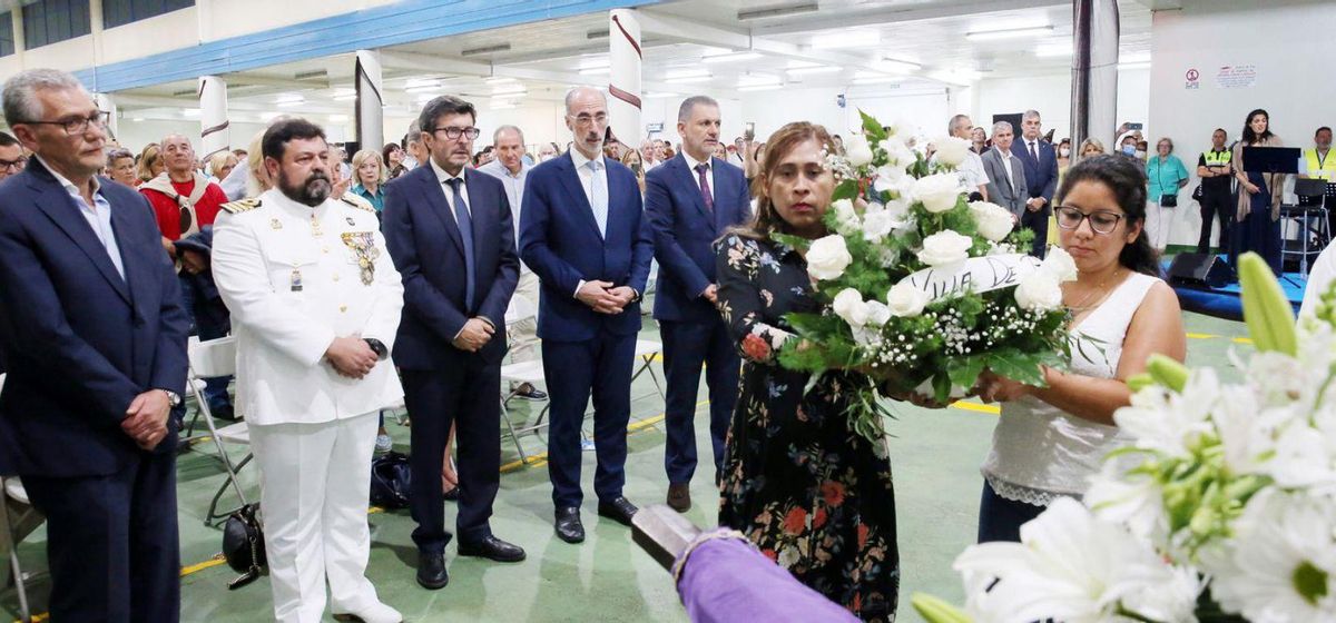 Autoridades y públicoasistente a la misa oficiada por el obispo ayer en la lonja. | // M.G. BREA