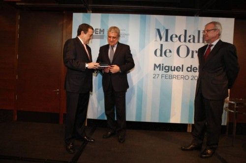 Medalla de Oro de CROEM a Del Toro
