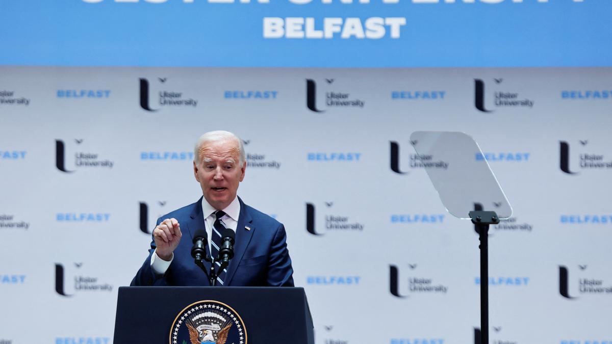 Joe Biden durante su discurso en la Universidad de Belfast.