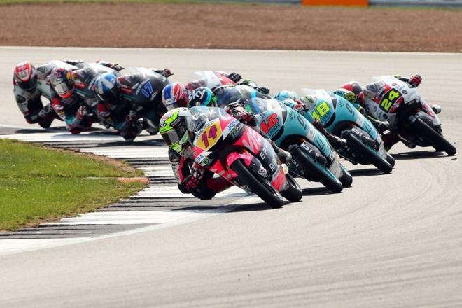 Arbolino tirando del gran grupo en una carrera de Moto3