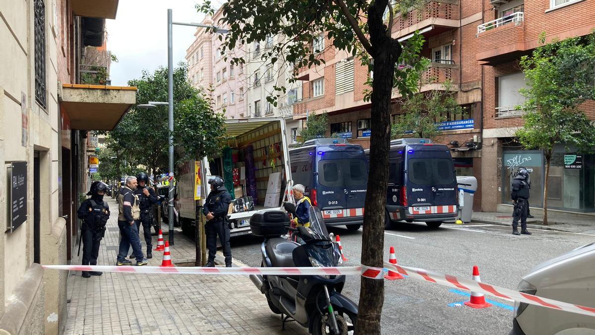 Dispositivo de Mossos para desalojar un bloque recién ocupado en Vallcarca