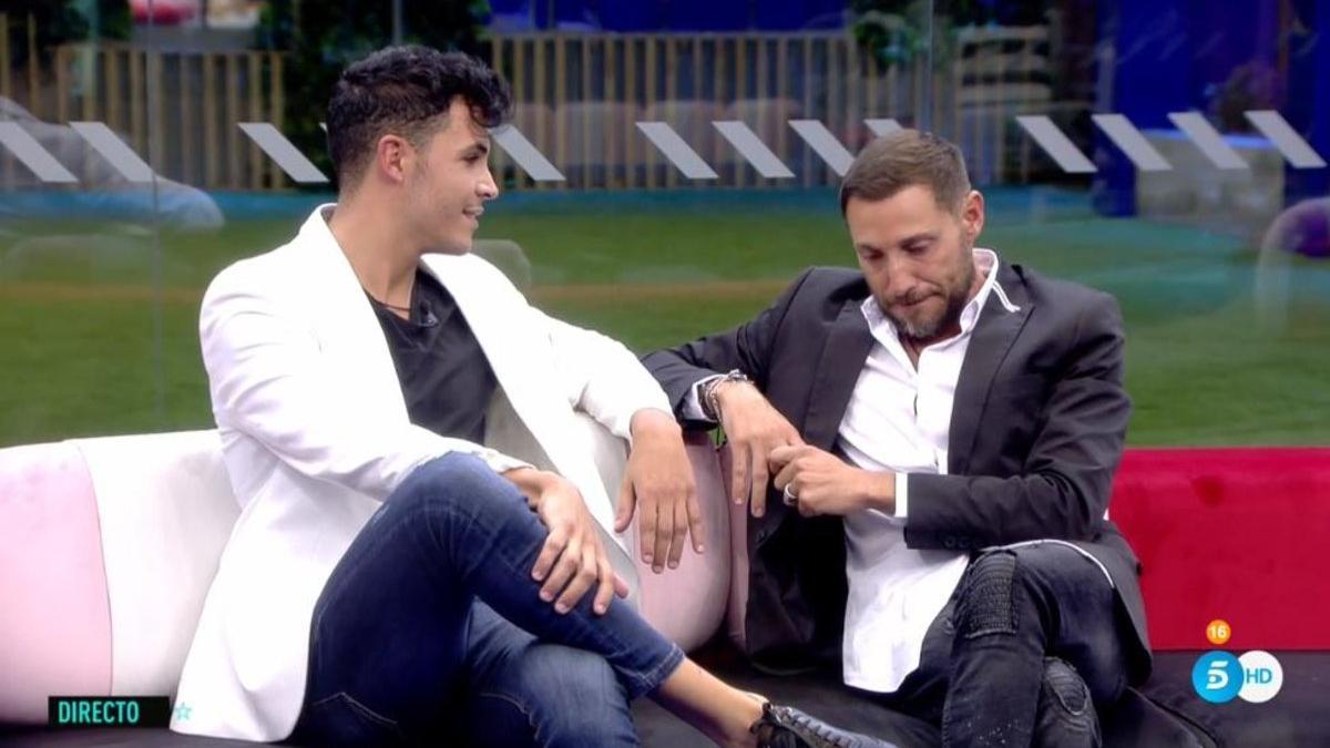 Kiko Jiménez y Antonio David en el salón de la casa de 'GH VIP 7'