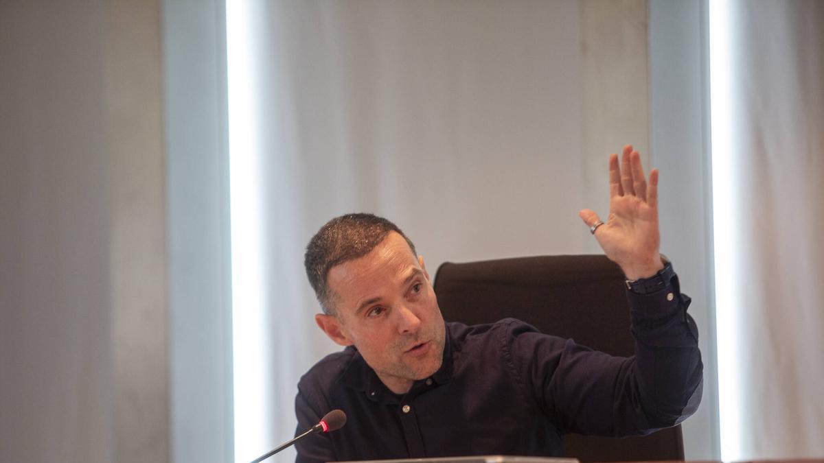 Mariano Juan, conseller de Movilidad en el pleno de abril de 2026