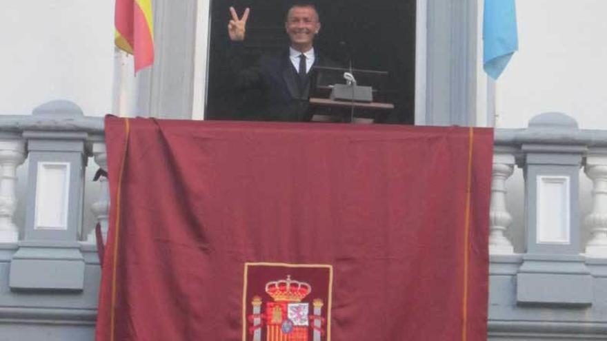 Manuel Mon, ayer, en el balcón del Ayuntamiento de Allande antes de pronunciar el pregón.