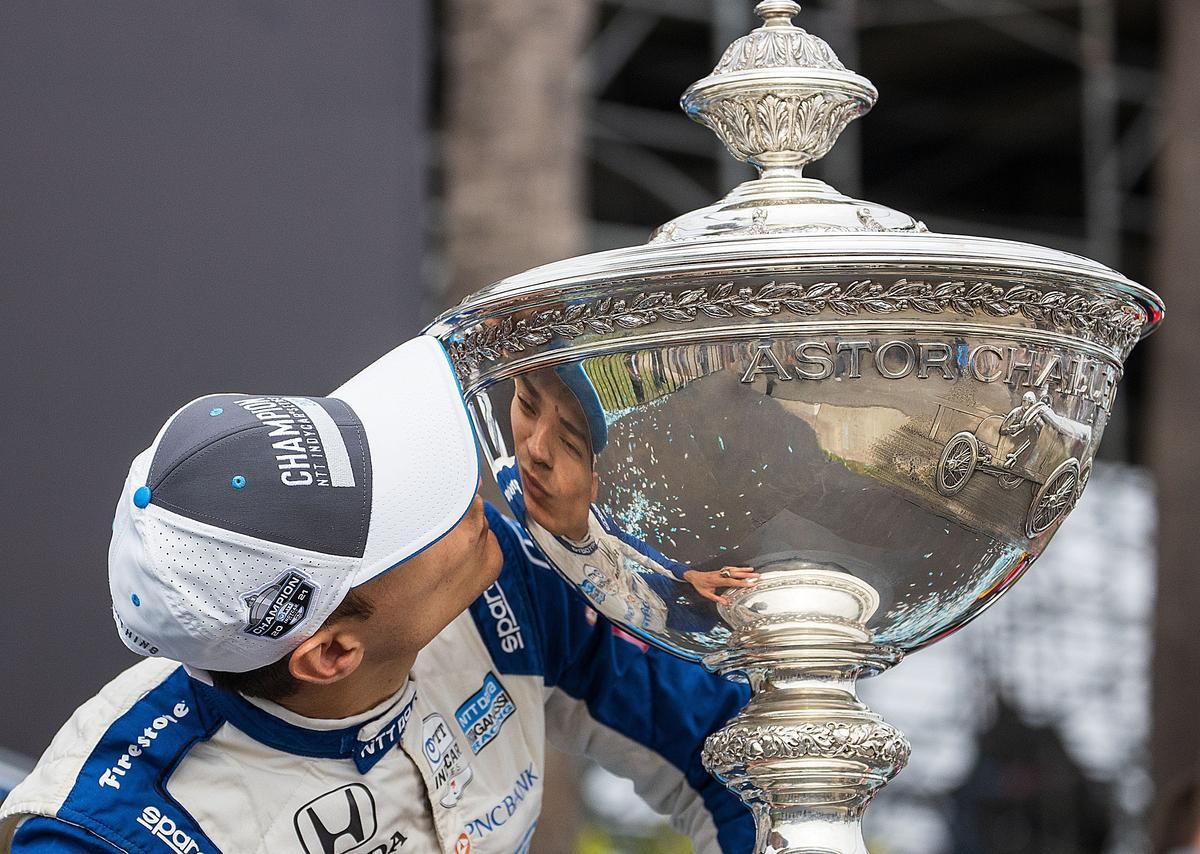 Alex Palou, con el trofeo de la IndyCar.