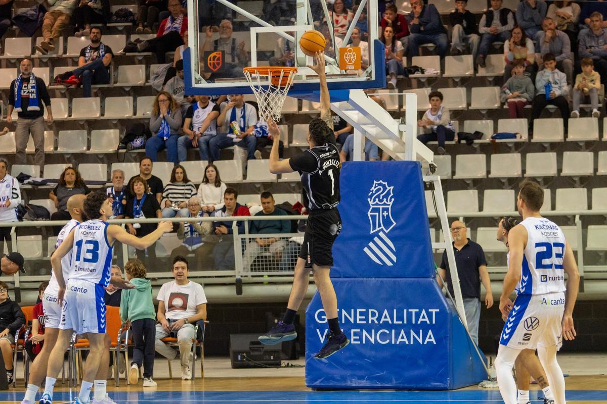 Asier González, del Odilo Cartagena, anota bajo canasta en el partido en Alicante