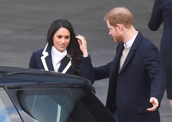 Detalle de Meghan Markle con abrigo de J.Crew