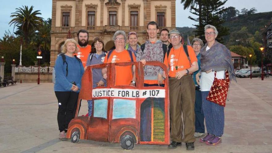 Los participantes, con el logo de la campaña, junto a la madre del joven, a la derecha.