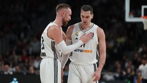 Los jugadores del Real Madrid, Dzanan Musa y Mario Hezonja, durante un partido de Euroliga