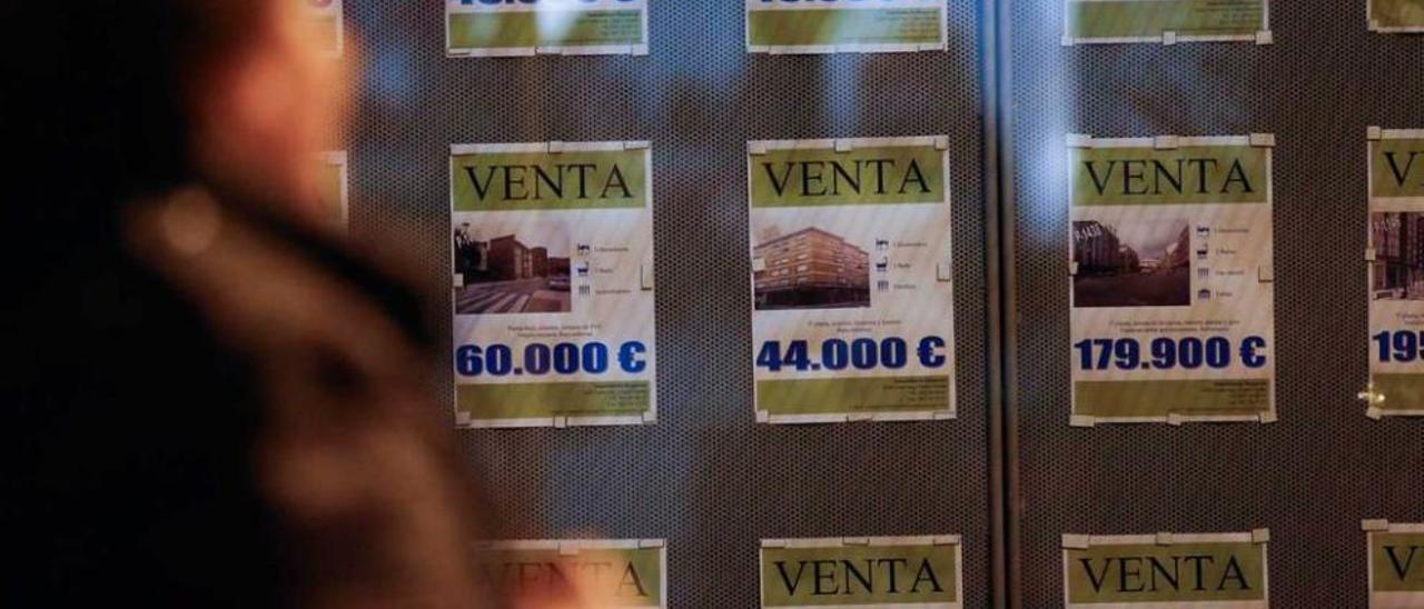 Un escaparate con ofertas inmobiliarias en el centro de Avilés.