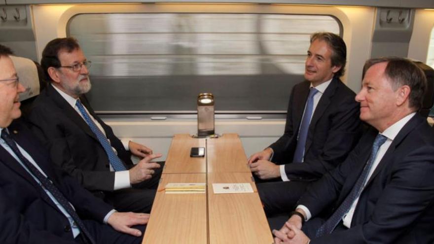 El president del govern Marianoy Rajoy viatjant en el tren avariat.
