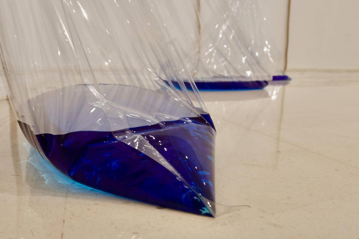 Una de las piezas con líquido azul y plástico.