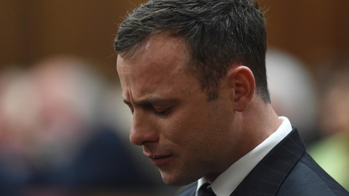 Oscar Pistorius rompe a llorar mientras la jueza lee el veredicto, en Pretoria, Sudáfrica.