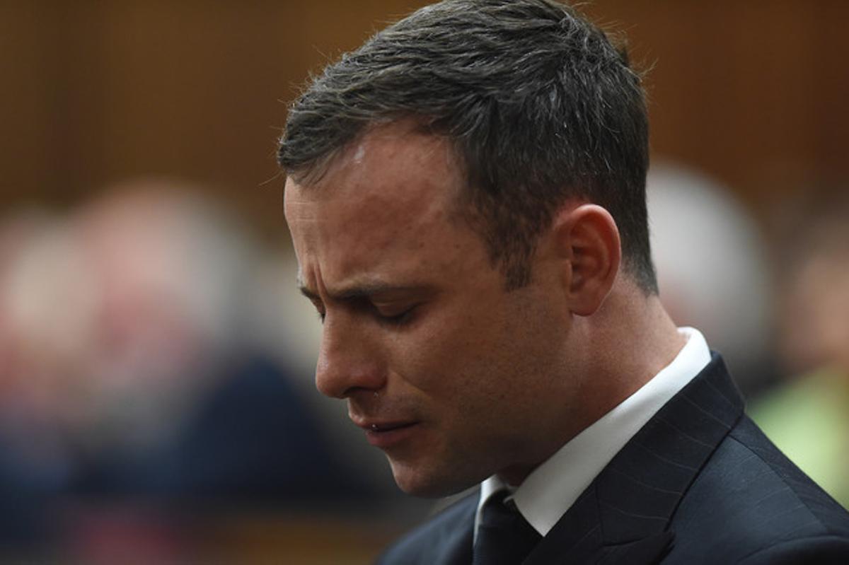 Oscar Pistorius es posa a plorar mentre la jutge llegeix el veredicte, a Pretòria, Sud-àfrica.
