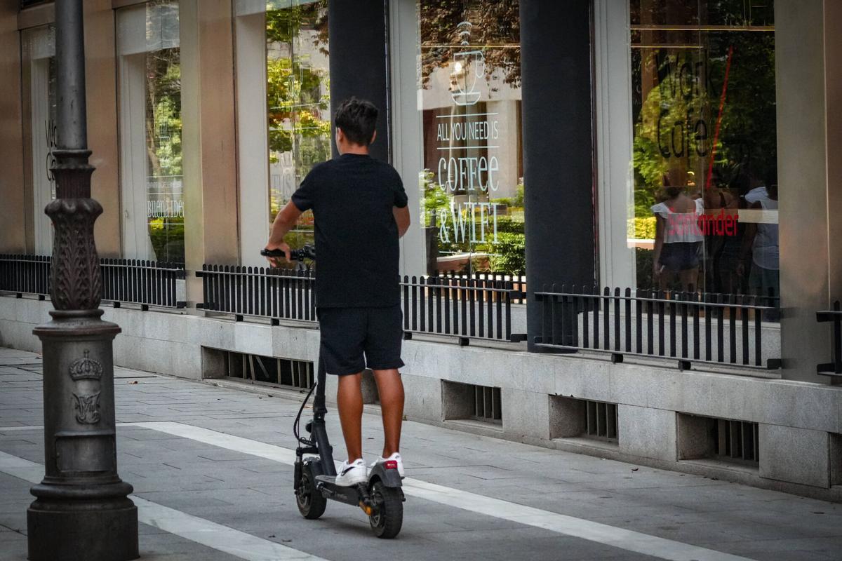 BADAJOZ. USUARIO DE PATINETE ELECTRICO POR LA ACERA