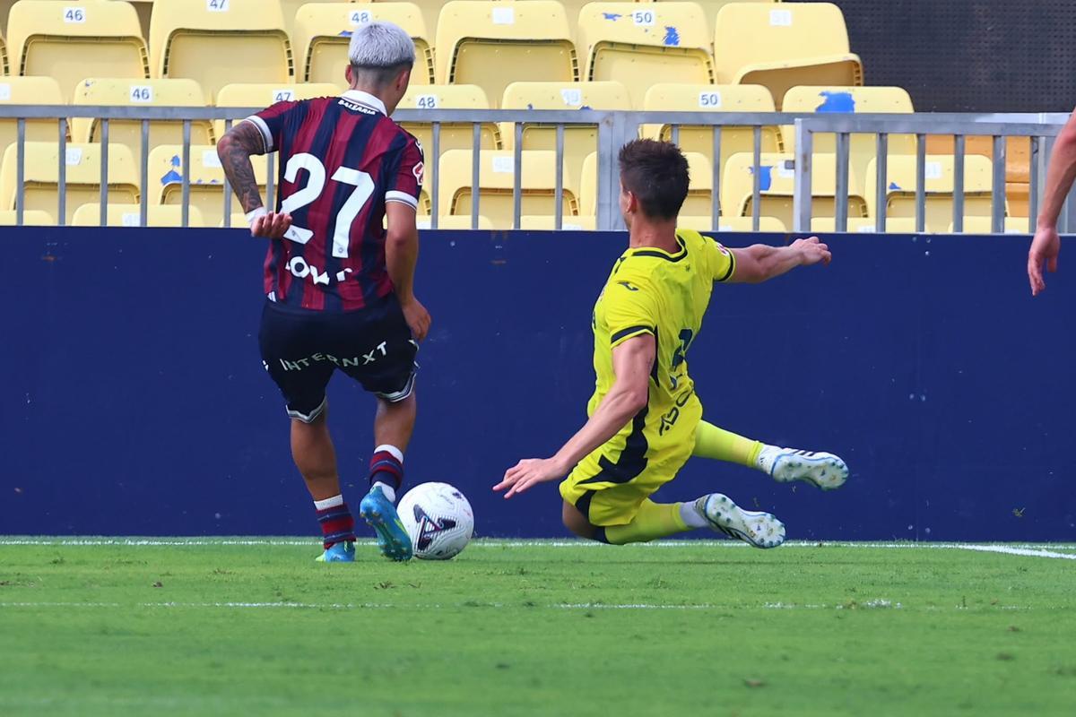 Una buena intervención defensiva de Juan Foyth en el Villarreal-Levante.