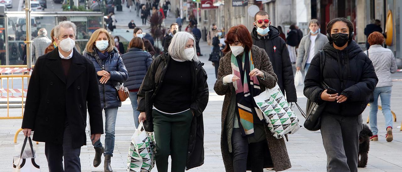 Gente paseando por el centro de Vigo