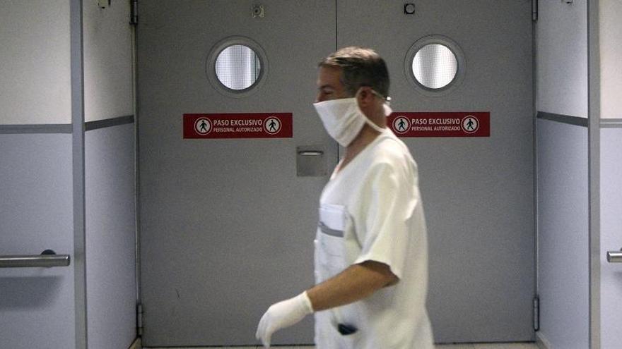 Un sanitario en el hospital Reina Sofía.