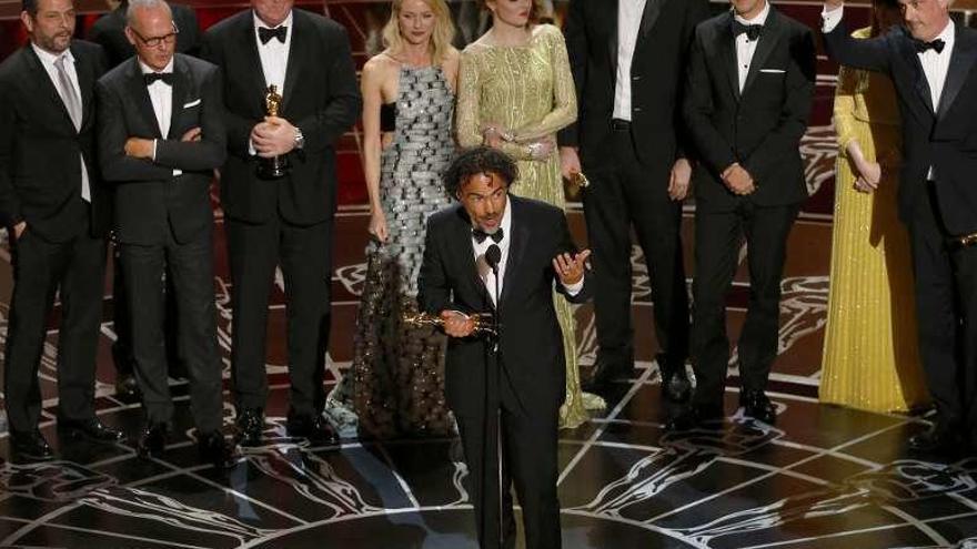 El director González Iñárritu y el reparto de &#039;Birdman&#039; con el Oscar.
