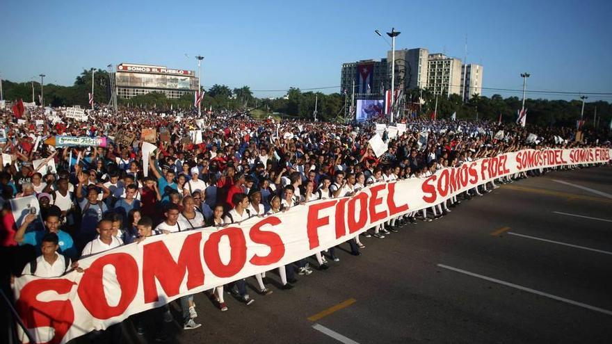 Civiles en el desfile del Día de las Fuerzas Armadas, conmemorativo del triunfo de la revolución castrista.