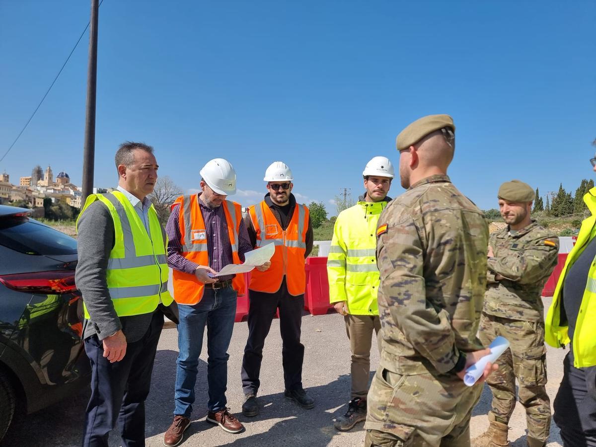 La visita de la visita de los militares del Regimiento de Pontoneros y Especialidades de Ingenieros a Riba-roja de Túria.