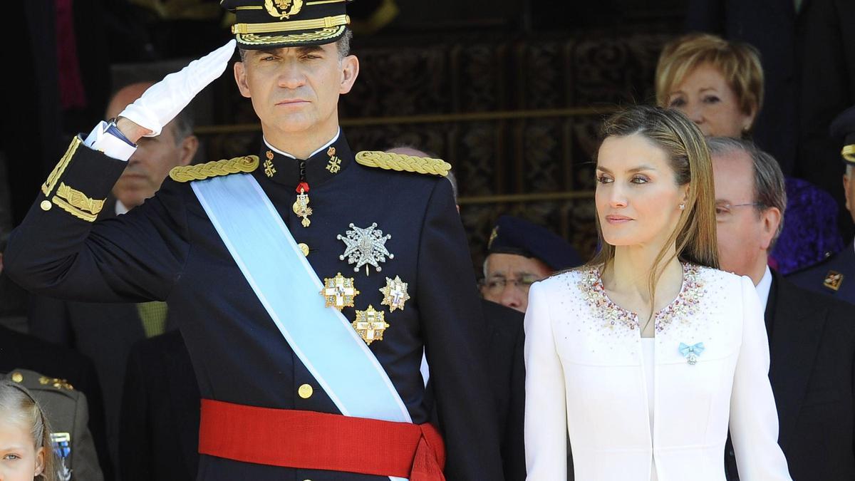 El impecable y simbólico look que la reina Letizia lució durante la proclamación de Felipe VI (y que cumple 10 años)