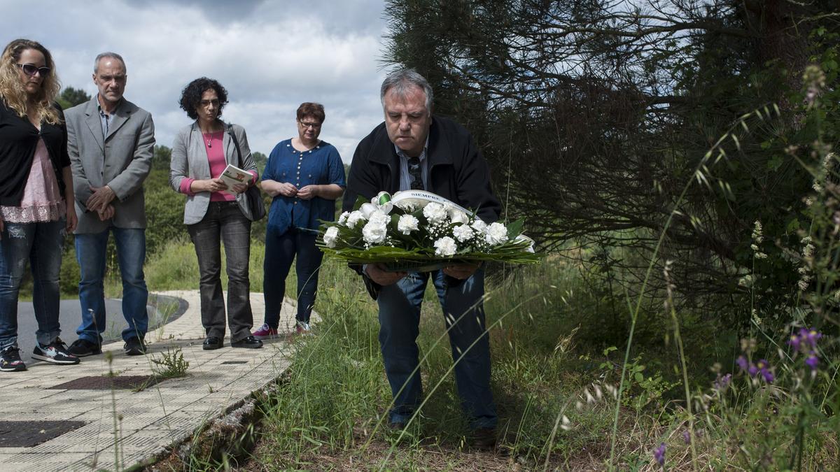 Un homenaje de allegados de Socorro Pérez, antes de la pandemia. // BRAIS LORENZO