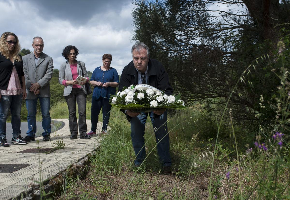 Un homenaje de allegados de Socorro Pérez, antes de la pandemia. // BRAIS LORENZO