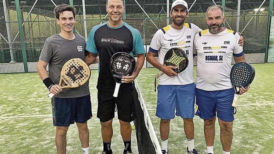 La pareja Miguel Sancosmed-Miguel OrtolÃ  y Juan Amador-David DiÃ©guez, al tÃ©rmino del encuentro de 1ra CategorÃ­a Masculino.