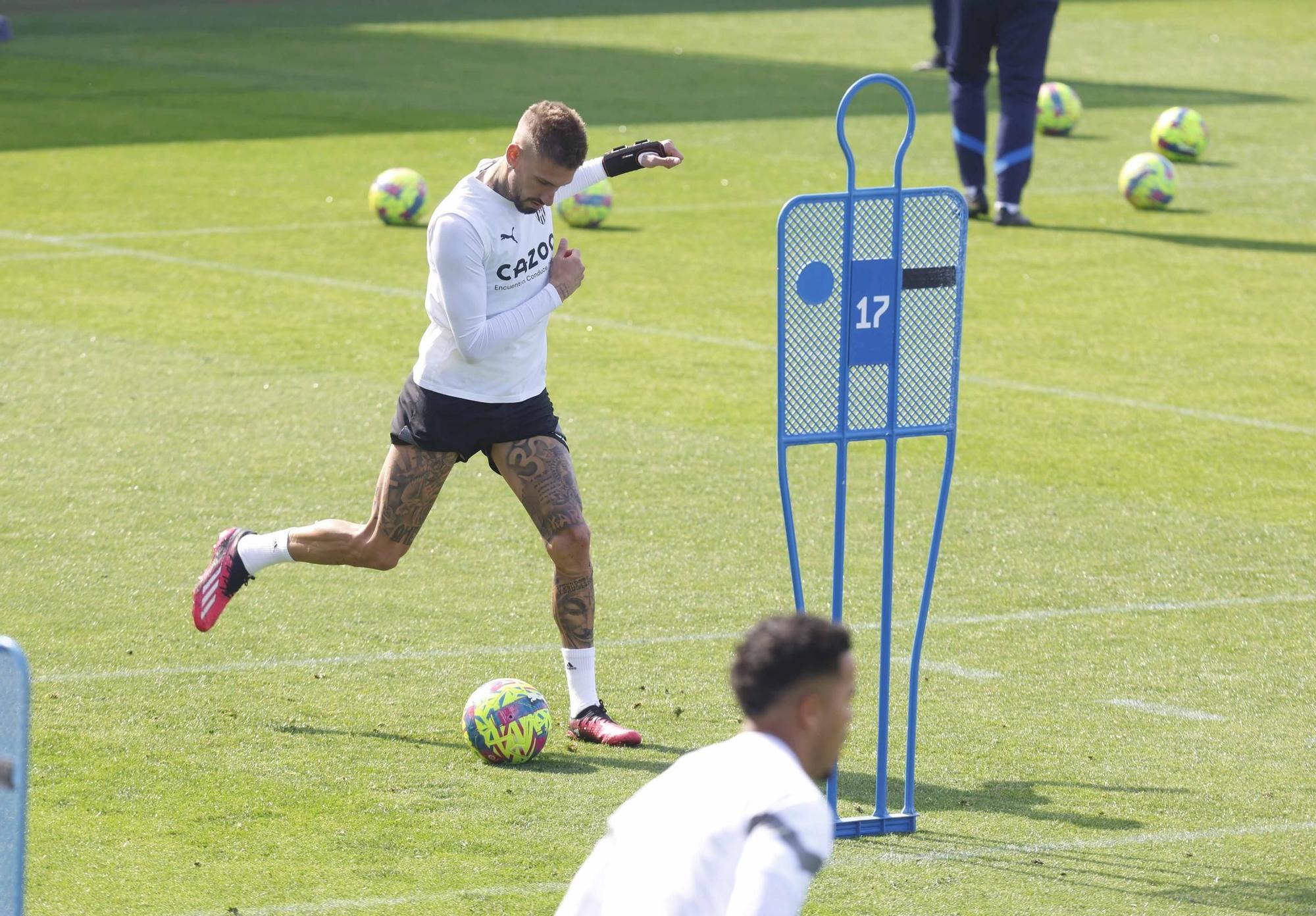 Entrenamiento abierto del  Valencia CF, previo al encuentro en Almería